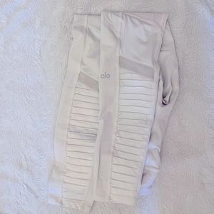 ALO Yoga Light Beige/Off-White Leggings with Textured Paneling